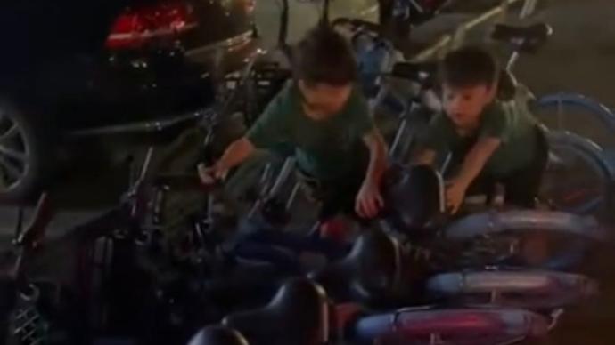 8歲雙胞胎自發扶起20多輛共享單車，媽媽在旁安靜地記錄