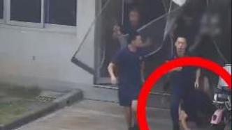 消防员出警时摔倒，下一秒迅速爬起再冲刺