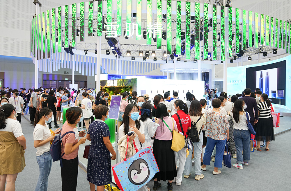 2022年7月27日，海南国际会展中心，第二届中国国际消费品博览会人气爆棚，观展市民在时尚生活展区排队领取小礼品。IC 图