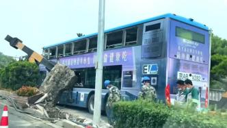 北京一辆双层公交车撞上限高杆：交警已到现场，乘客已疏散