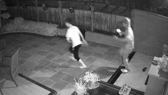 上海两男子深夜潜入别墅区偷得现金五千元，天亮就被抓