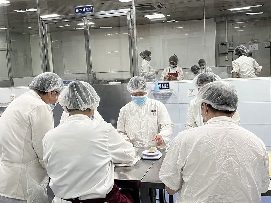 嗨酥食品生产车间,工人正制作点心.