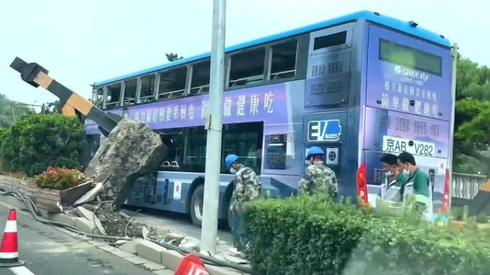 北京交管局通報公交車撞限高桿：司機未按規定路線行駛