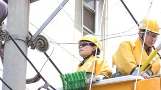 “火炉”武汉，首位带电作业女工高空作业：一直在训练臂力