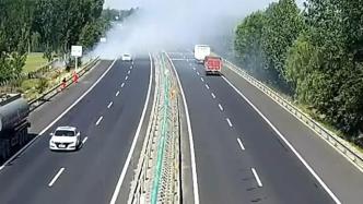 高速路边烧荒产生浓烟，导致四辆车连环相撞