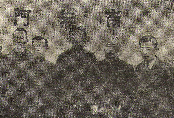 陶亢德（左二）、柳雨生（右一）与知堂老人在苏州合影