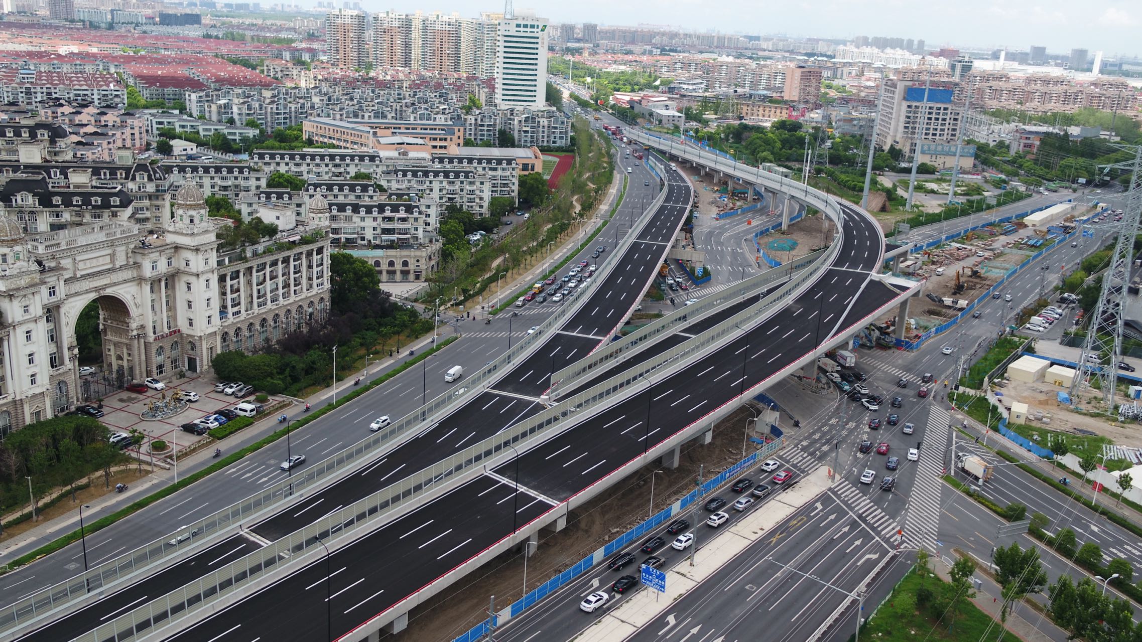 上海杨高中路中环立交金海路改建工程跨线桥主线已通车