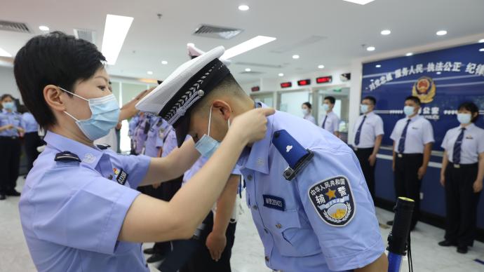 邁入制度化新階段，上海舉行輔警統一“授證換標”上崗儀式