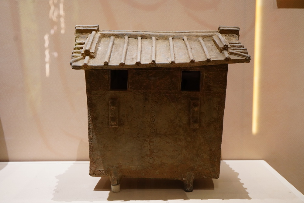 汉代屋形陶仓 澎湃新闻记者 高丹 摄