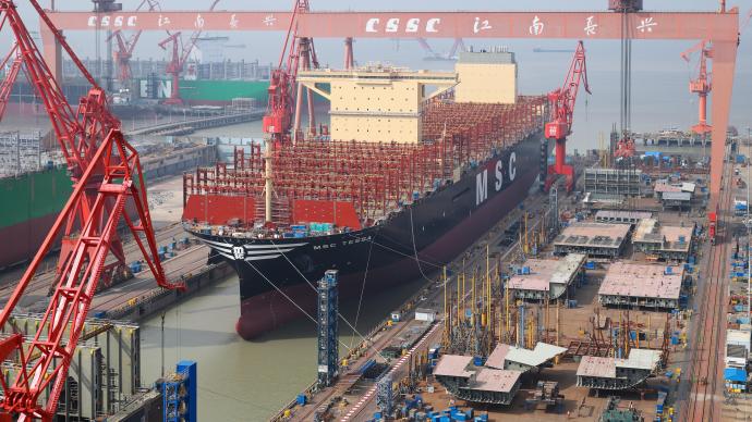 世界最大箱船在上海出塢，一次可裝載24116只標準集裝箱