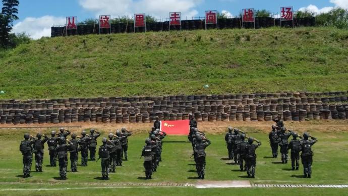 广西武警多种形式庆八一，书法家挥毫送祝福