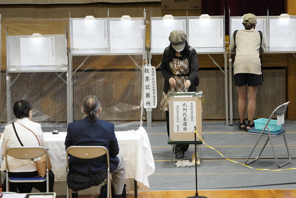 当地时间2022年7月10日，日本东京，选民在投票站进行投票。视觉中国 图