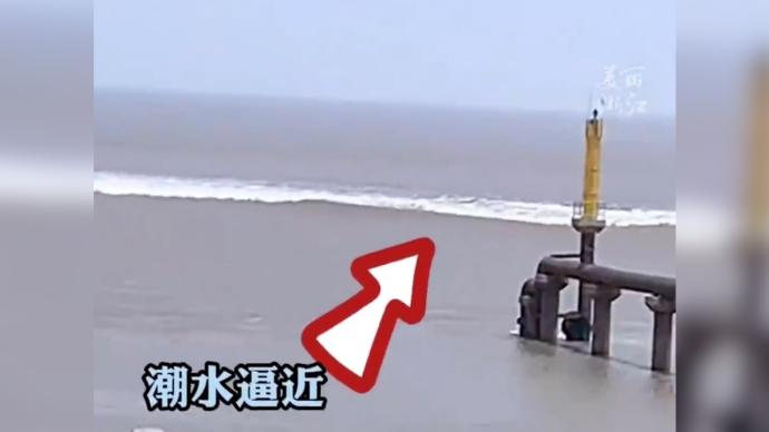 海水涨潮，男子撕心呐喊把游客叫上岸