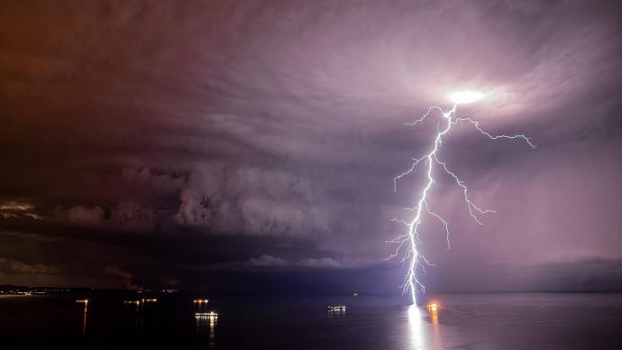 閃電也分布不均？最新研究揭示海上雷暴比陸地上少的秘密