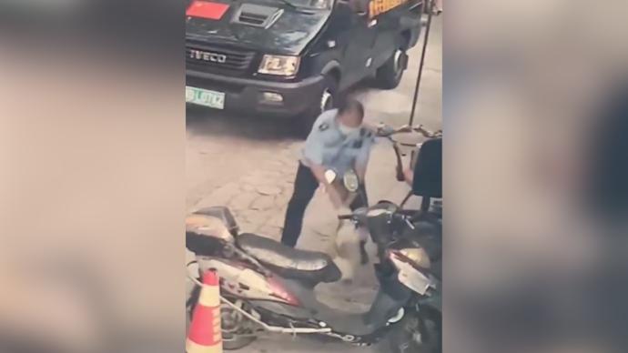 常州一身著保安服男子毒狗后將其猛摔向地面,警方介入
