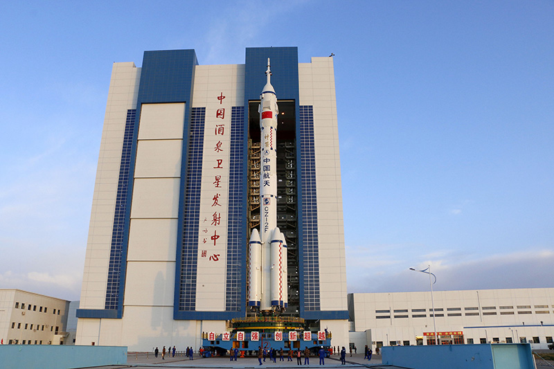 2021年10月7日，在酒泉卫星发射中心，神舟十三号载人飞船与长征二号F遥十三运载火箭组合体已转运至发射区。视觉中国 图