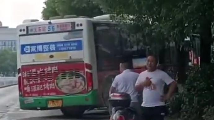 湖南湘潭一公交车冲入花坛，造成两人受伤司机身亡