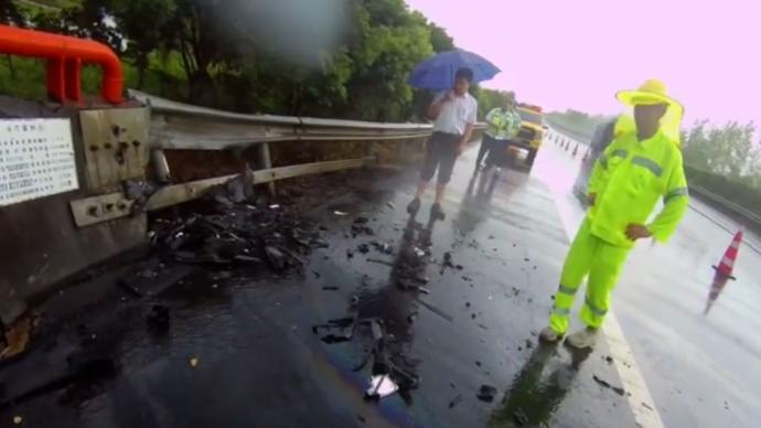 错把油门当刹车，司机驾车在高速上“蛇形走位”撞上护栏