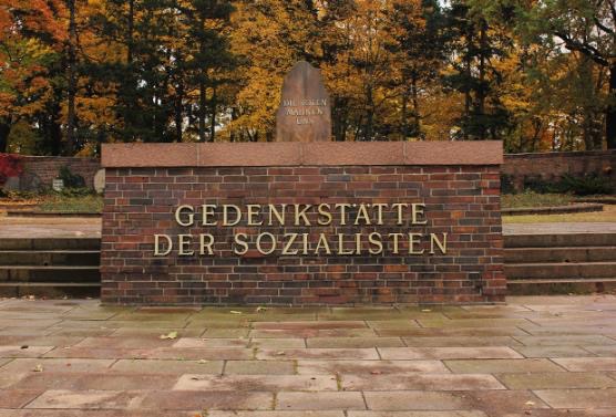 弗里德里希斯费尔德公墓始建于1881年，是柏林第一个非宗教城市墓地，后来成为许多德国最著名的社会主义者、共产主义者和反法西斯战士的最后安息之地。图片来自网络。 