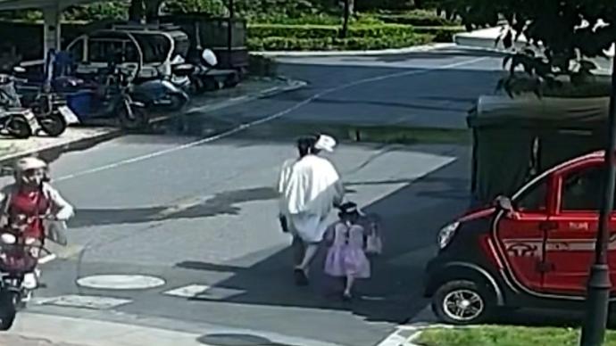4岁小女孩认错奶奶，追赶一辆电动车迷路幸遇热心市民