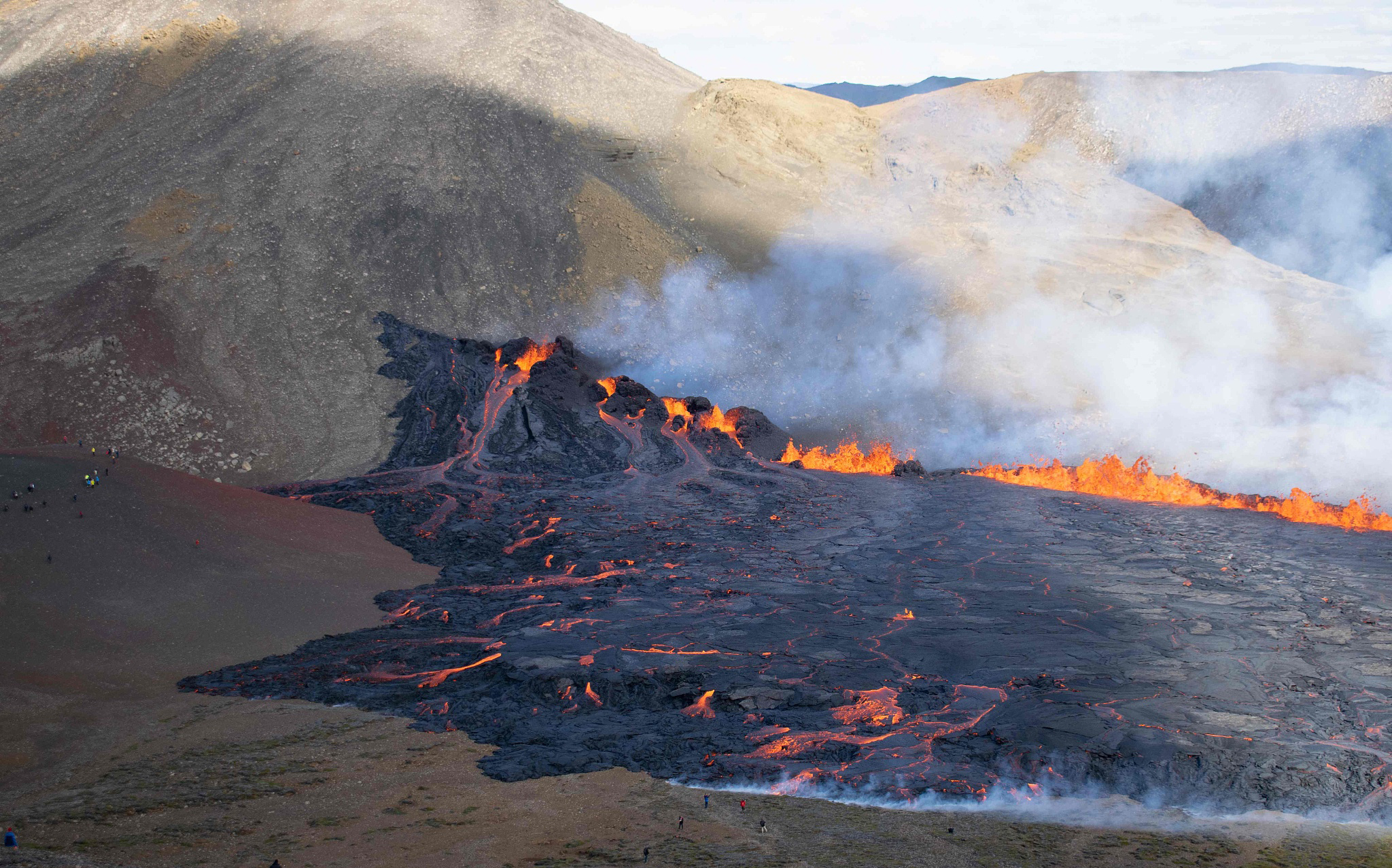 当地时间2022年8月3日,冰岛,格林达维克火山喷发现场的熔岩流