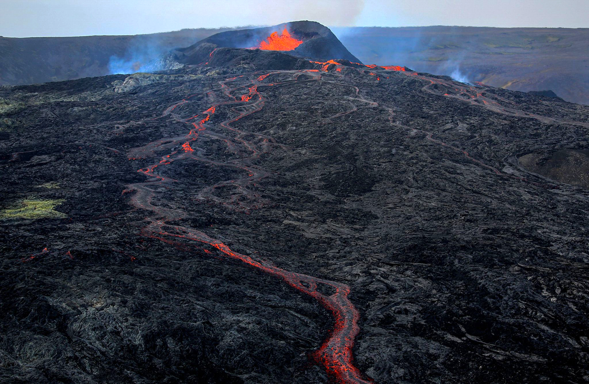 当地时间2021年3月20日,冰岛,法格拉达尔火山喷发的熔岩
