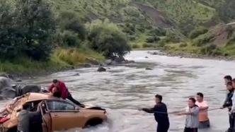 游客驾车不慎坠河，警民在急流中搭起绳索救人