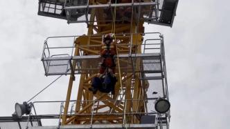 塔吊司机身体不适无法自行下塔，消防爬至45米塔顶施救