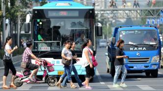 公交车路口限速后被市民吐槽“没骑车快”，南京公交：将优化举措
