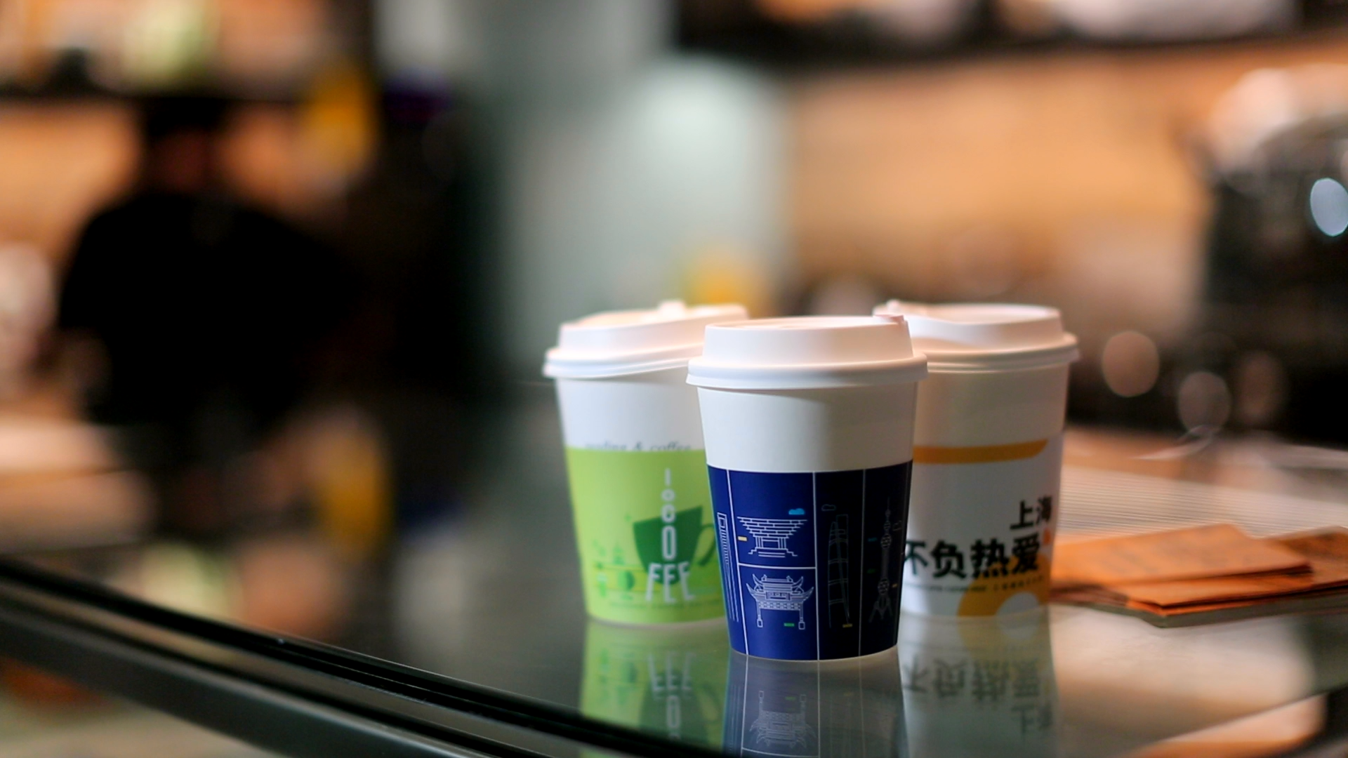 上海咖啡文化周期间，在系列合作咖啡店买咖啡时，可以获得IP SHANGHAI特别设计的上海咖啡文化周官方咖啡杯套。 澎湃新闻记者 李思洁 图