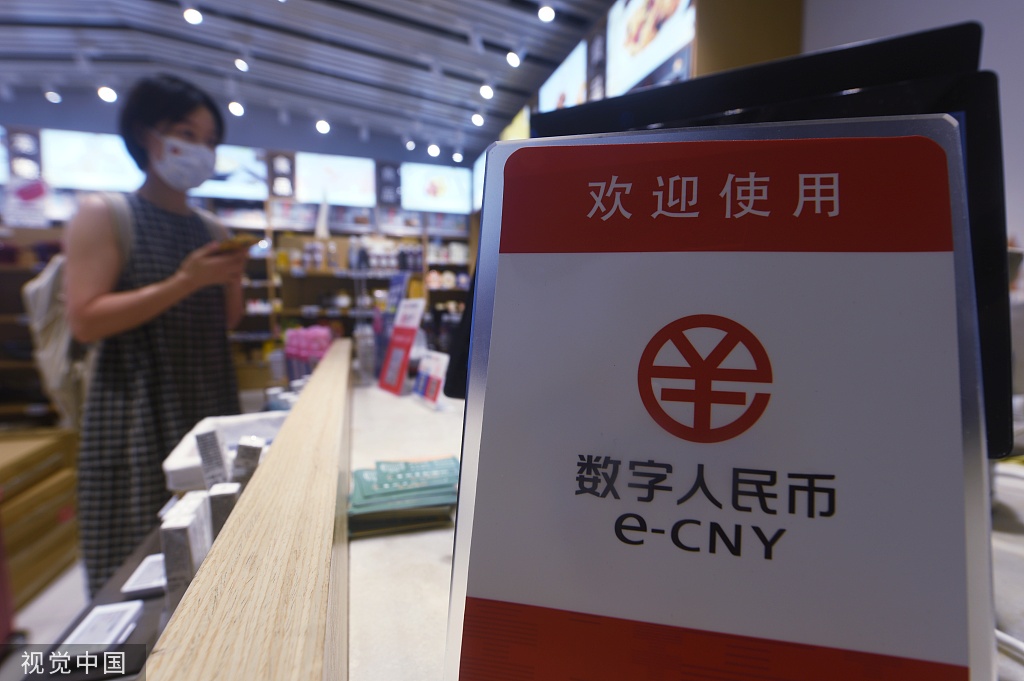 2022年8月3日，杭州，主顾在西湖区的一家阛阓内体验数字人民币购物。  视觉中国 图