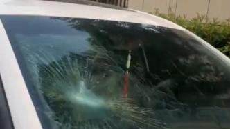 武汉一小区门口多辆私家车挡风玻璃被砸