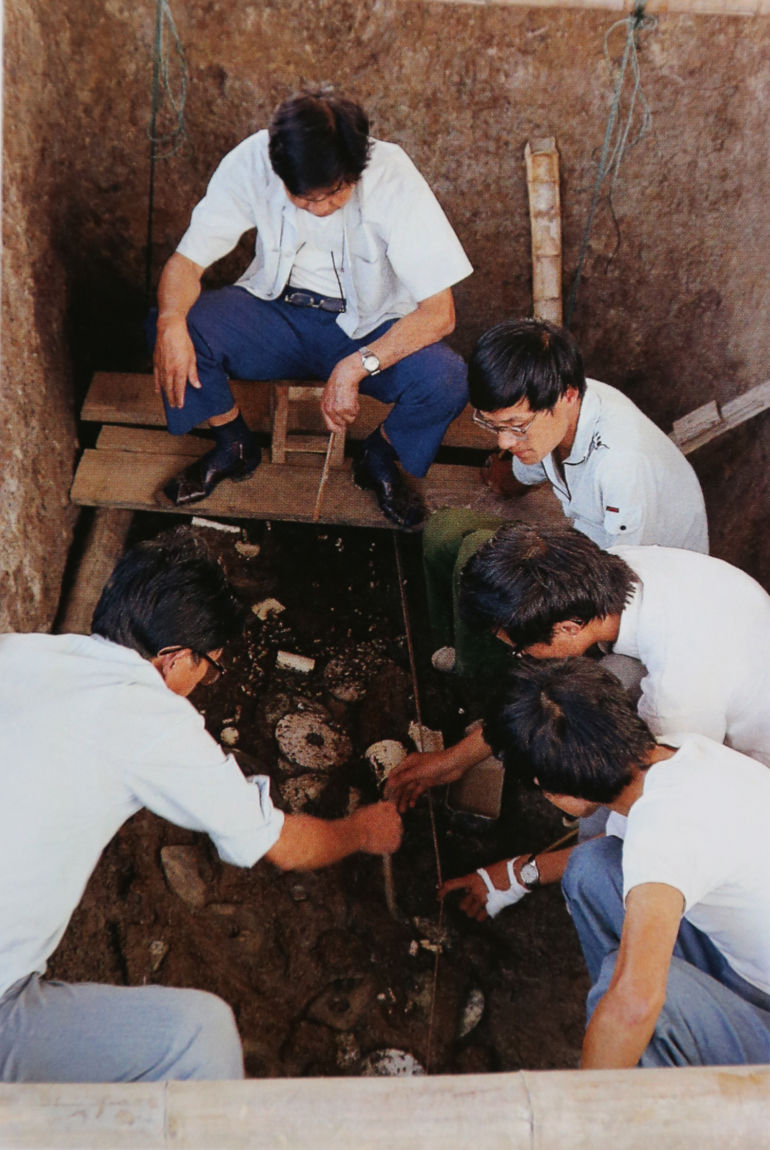 1986年反山M20发掘现场，图中五人分别为牟永抗、王明达、杨楠、芮国耀、刘斌