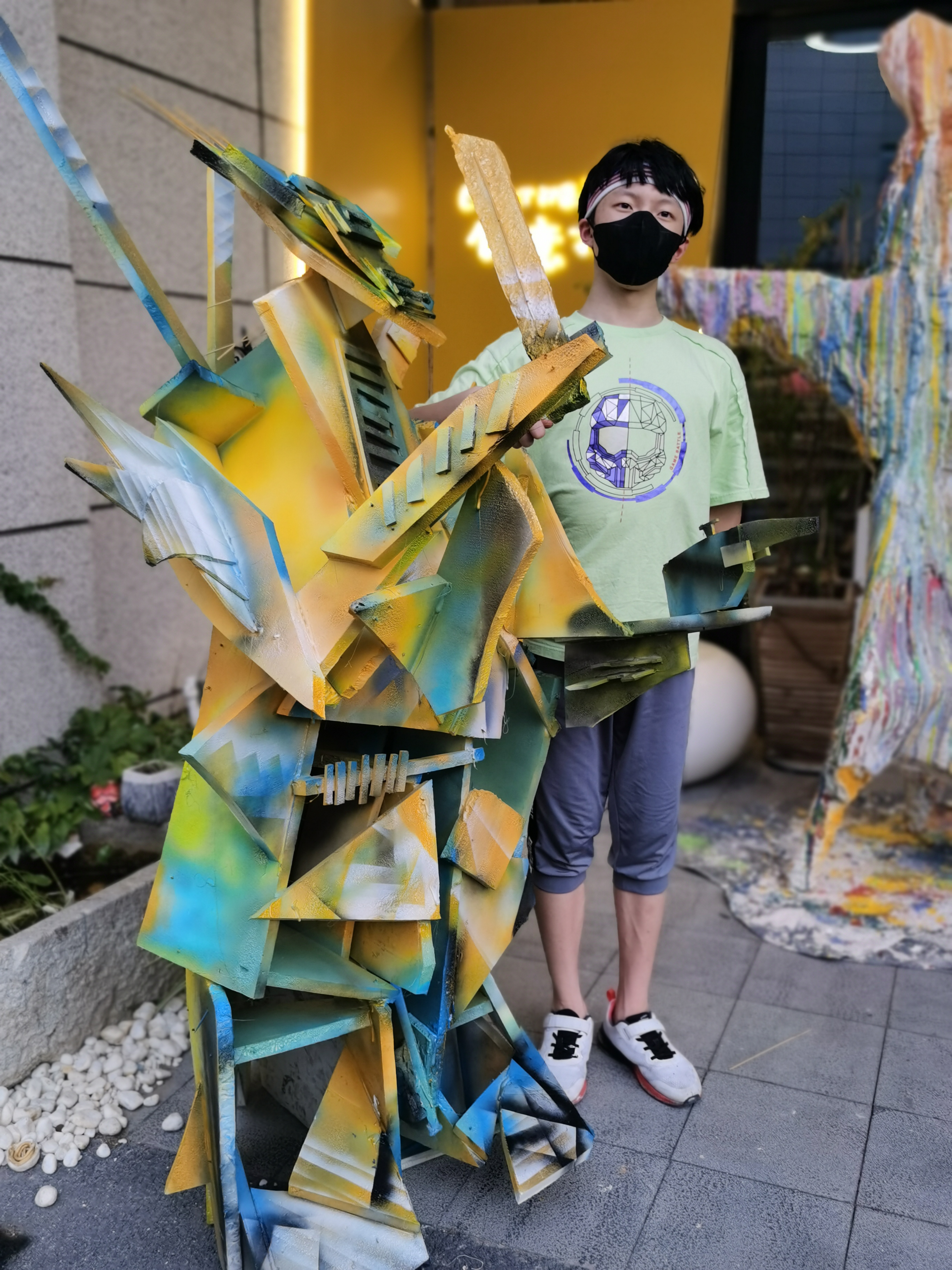 抗疫青蜂侠，李正岚，13岁，挤塑板，高180cm