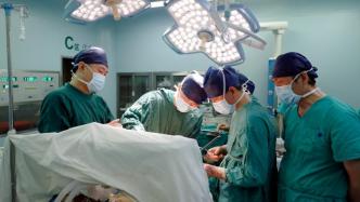 35厘米长、11斤重，上海医生为一患者摘除肝脏特大血管瘤
