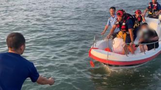 两名游客海边游玩遇涨潮被困礁石，消防驾快艇营救