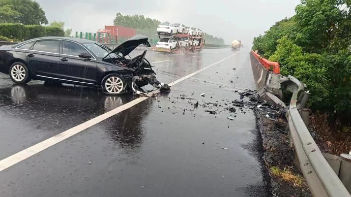 車輛高速上側滑，男子誤把油門當剎車上演蛇形走位