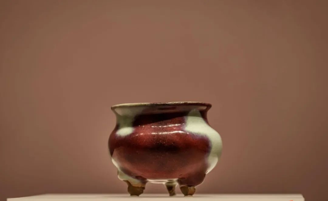 钧窑天蓝釉紫红斑三足炉 北宋-金 故宫博物院