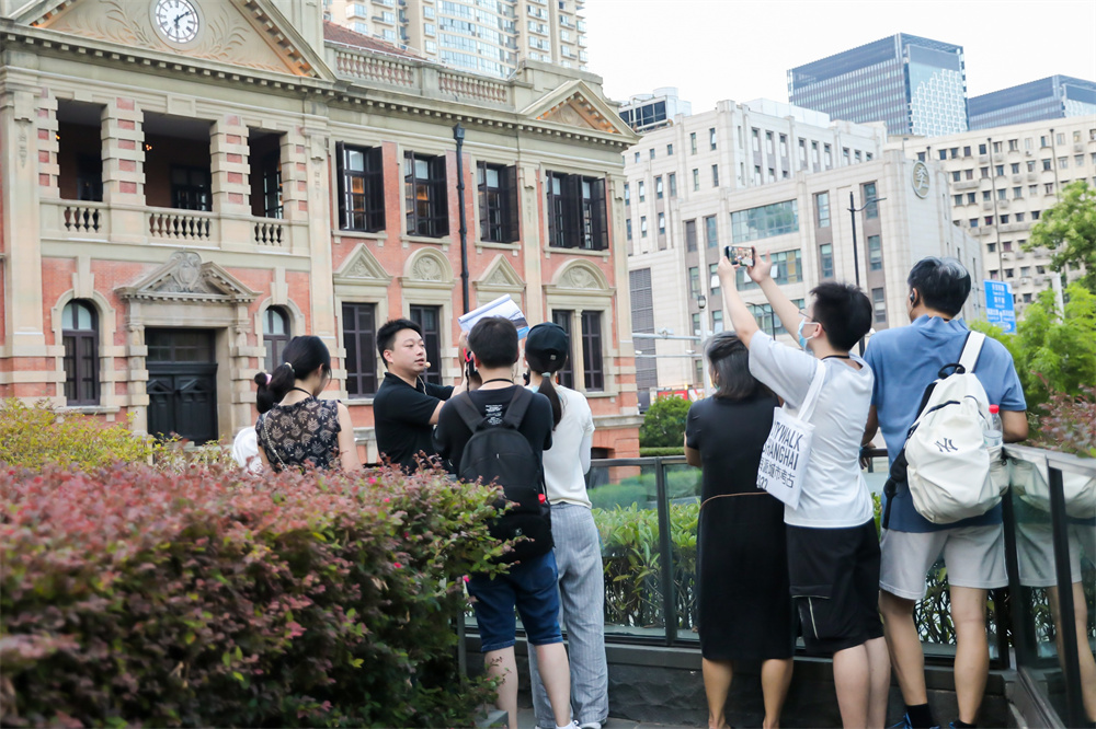 参与者在上海总商会旧址听讲解。