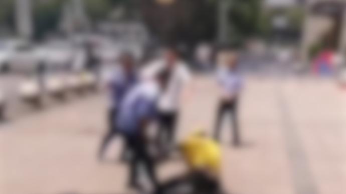 西安警方通报外卖员被保安持械殴打：打人者拘留15日