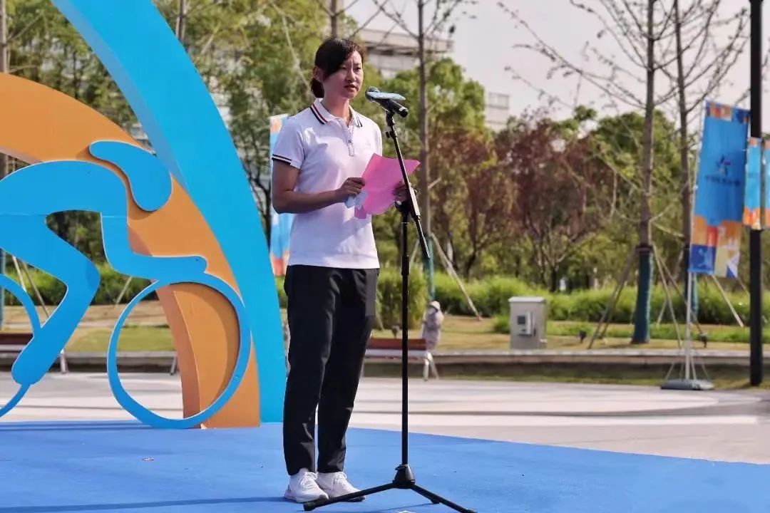 奥运冠军、城市业余联赛志愿者钟天使宣读倡议书，向市民发出全民健身号召，传递运动健康正能量。