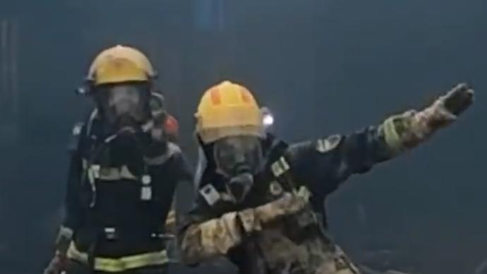 消防员灭火后满身是泥开心跳舞
