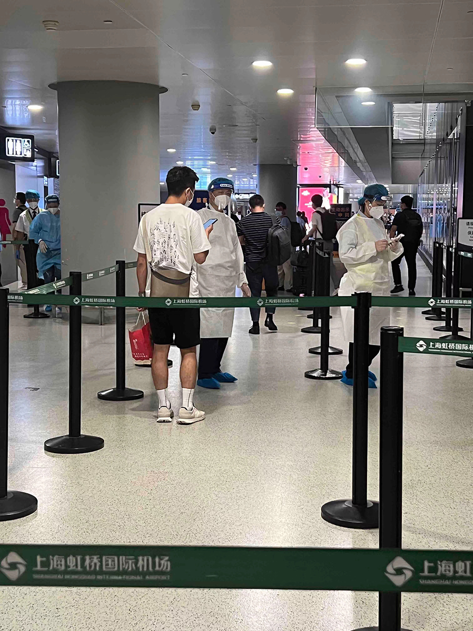 8月5日晚上，黄女士一家人顺利抵达上海虹桥机场。