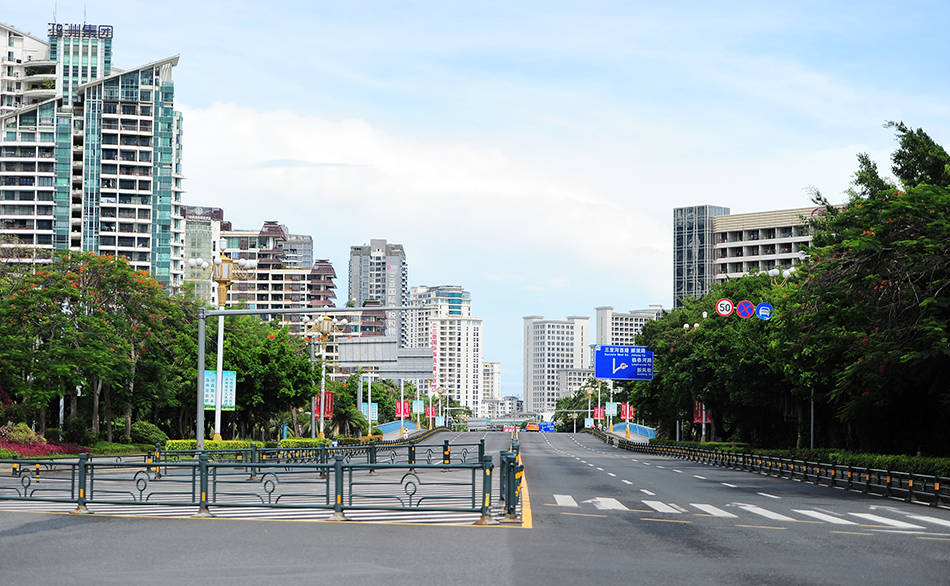 8月6日，海南三亚，原本车水马龙的(de)街道，如今变得格外空旷。 人(ren)民视(shi)觉 图