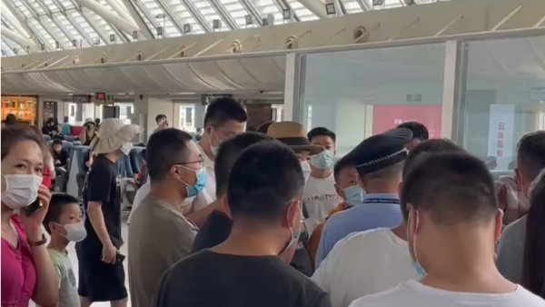 乘客滞留三亚机场 视频截图