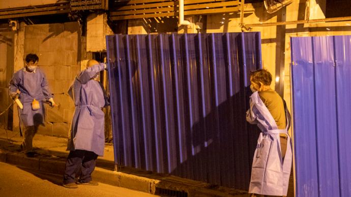 今日零时此处护栏拆下，上海全市疫情风险区“清零”