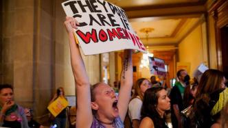 早安·世界｜美印第安纳州通过限制堕胎新立法，民众示威抗议
