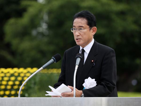 当地时间2022年8月6日，日本首相岸田文雄在广岛和平纪念公园，参加纪念活动，悼念遇难者。 澎湃影像 图