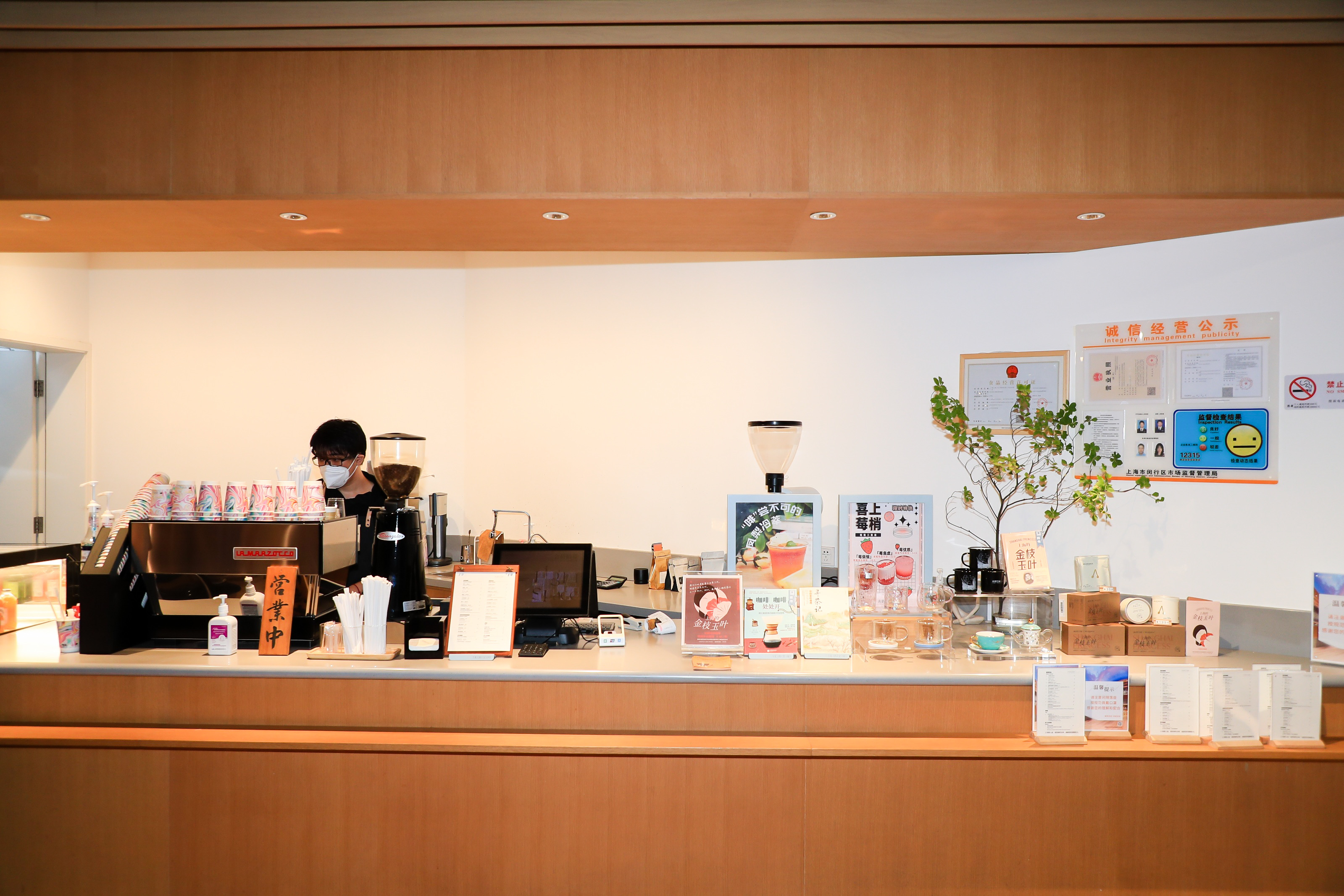 新华文创·光的空间内的咖啡吧台