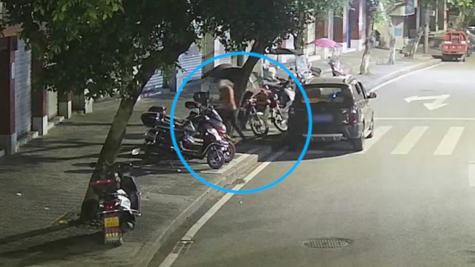 为节省油费，男子瞄准路边摩托车盗窃汽油被抓
